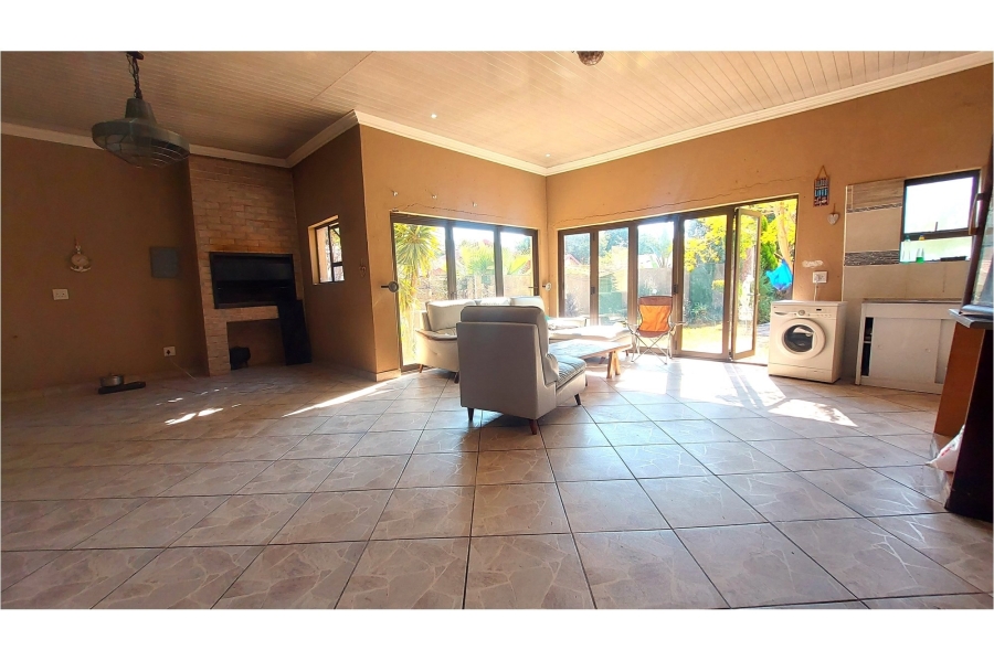 5 Bedroom Property for Sale in Meerhof North West